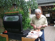 Mittagspause; Benedikt Bayer am Grill