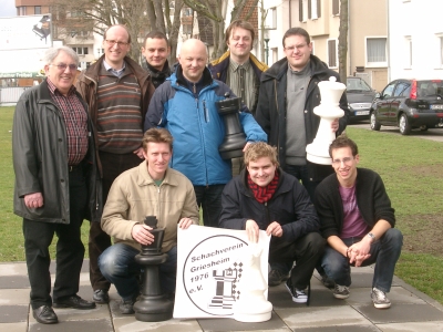 Erster der 2.Bundesliga Süd 2009/2010 (v.l..r.): Hinten: Kapitän Benedikt Bayer, Ronald Köhler, IM Piotr Murdzia, IM Bogdan Grabarczyk, GM Miroslaw Grabarczyk, GM Aleksandar Mista,  vorne: FM Holger Nothnagel, IM Marcin Tazbir, Stefan Walter.  Weiterhin spielten: FM Krzysztof  Bulski, IM Tibor Karolyi, Dr. Holger Dietz, Markus Nothnagel, Anton Chernyavskyy, Prof.Dr. Joaquin Diaz, Werner Hahn. Foto: F.-J. Greger. Zum Vergrößern bitte Bild anklicken